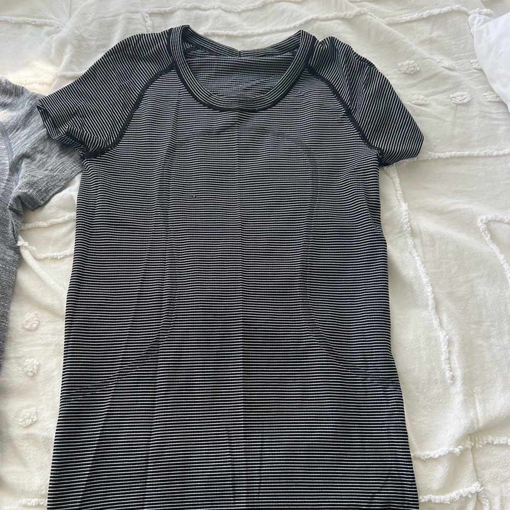 Lululemon Size 6 Striped White and Black Swiftly Tech Short sleeve shirt